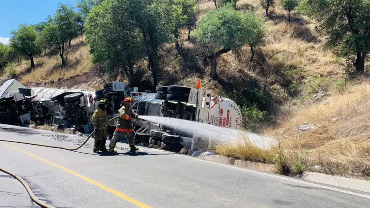 Bomberos atendieron el reporte del derrame de combustible. (Foto: Especial / EXPRESO)