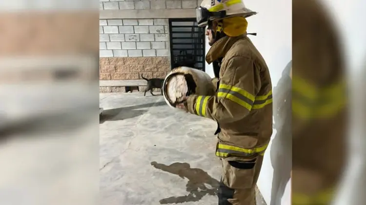 Bomberos retiran tanque de gas en mal estado de gasera (Foto:Cortesía/EXPRESO)