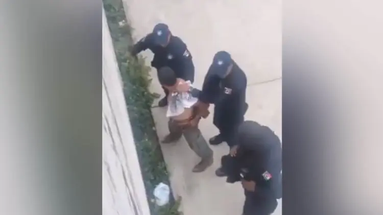 El momento de la agresión fue captado en video por transeúntes. (Foto: Captura de video)