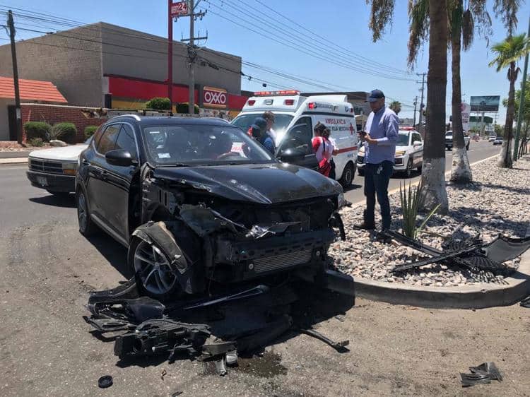 Vehículo cae en una obra de reparación en proceso en Puerta Real
