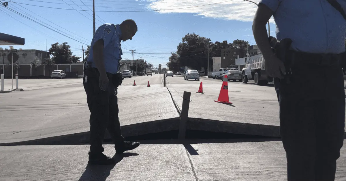 Se levanta el concreto hidráulico y provoca daño a vehículos