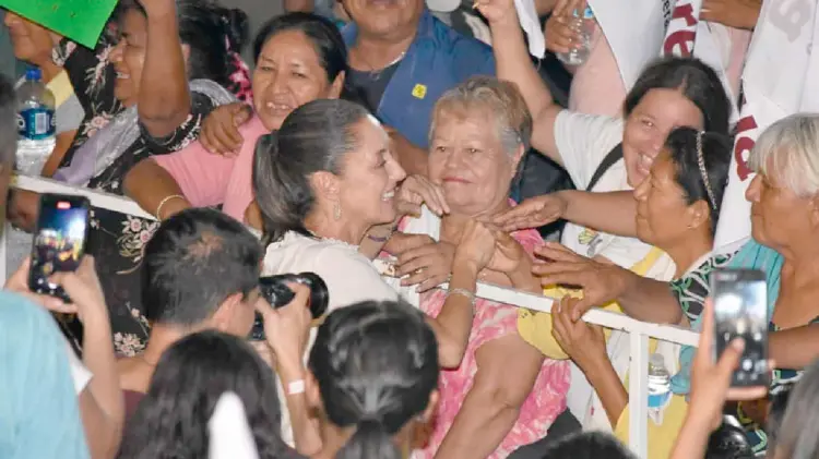 Miles de seguidores acudieron a saludar a Claudia Sheinbaum en Navojoa. (Foto: Especial/EXPRESO)