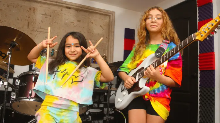 Aixa y Nirvana son el talento de la banda Radio Nube. (Foto: Jorge Flores/EXPRESO)