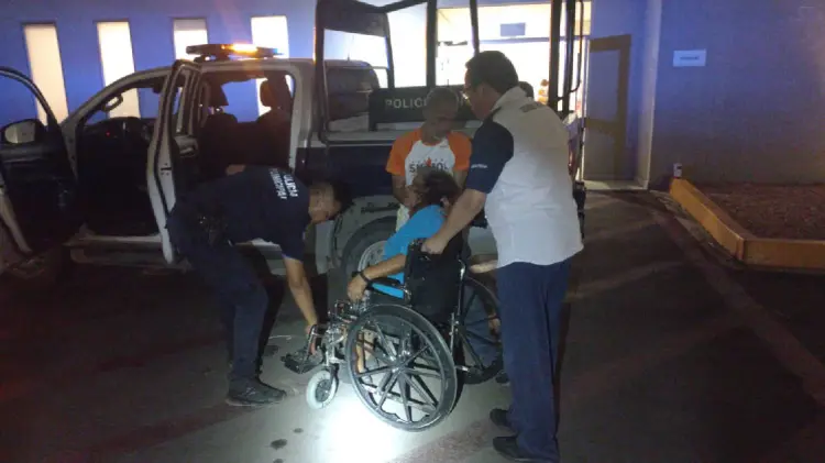 Policías trasladan a mujer con problemas para respirar (Foto:Especial/EXPRESO)