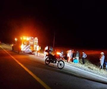 Muere motociclista al derrapar en su unidad ligera; una mujer lesionada