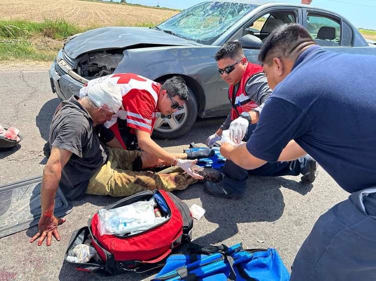 Tres personas heridas tras choque entre carro y moto en la carretera 147