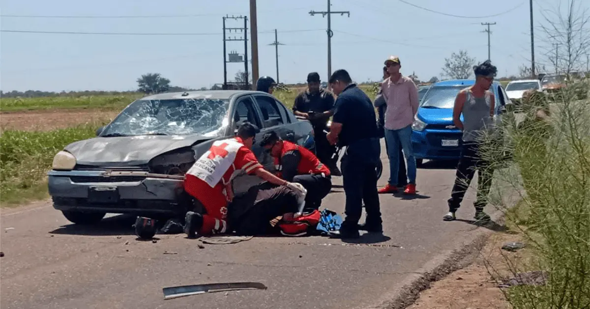 Tres personas heridas tras choque entre carro y moto en la carretera 147