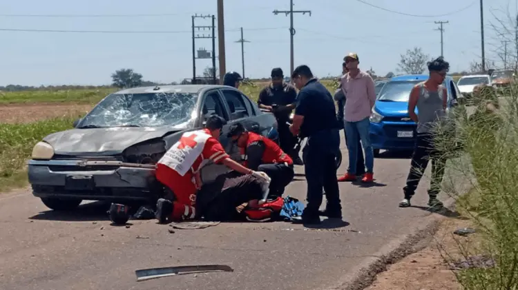 Uno de los tripulantes de la moto quedó en el asfalto tras estrellarse. (Foto: Cortesía/EXPRESO)