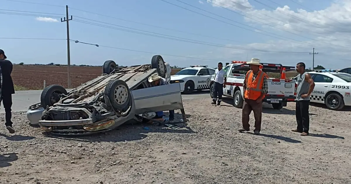 Conductor se queda dormido y vuelca en carretera Navojoa-Los Mochis