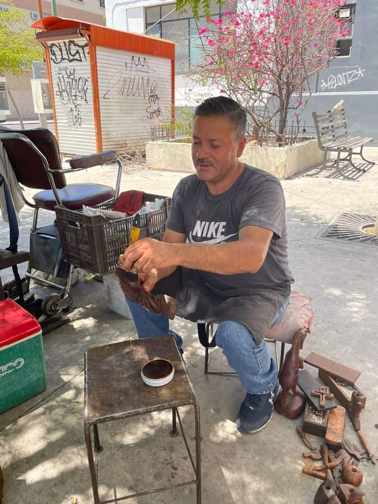 Figuras de palo fierro, una tradición con más de 40 años en Hermosillo