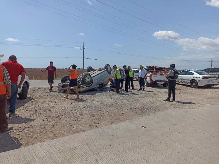 Conductor se queda dormido y vuelca en carretera Navojoa-Los Mochis