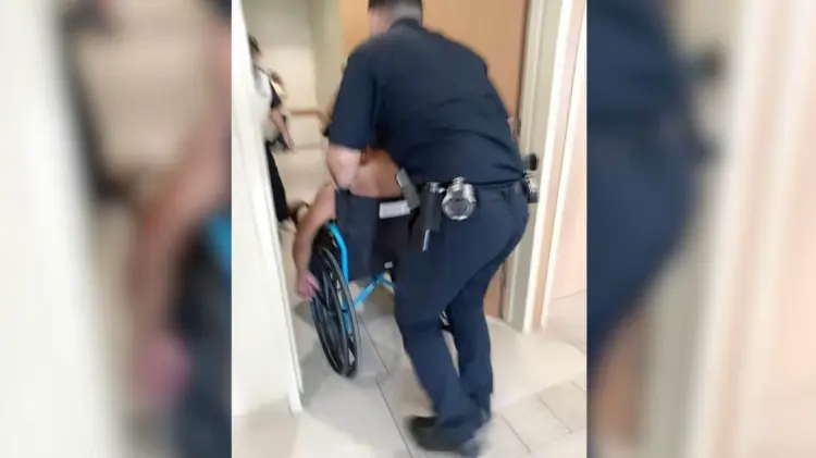 Policías trasladan a un hombre lesionado al hospital (Foto:Especial/EXPRESO)