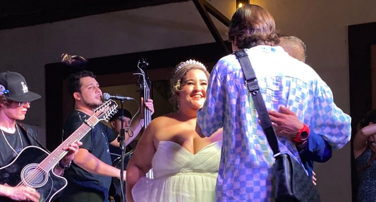Natanael Cano sorprende a novios en plena boda en Hermosillo