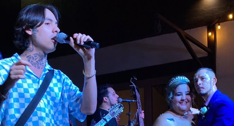 Natanael Cano sorprende a novios en plena boda en Hermosillo