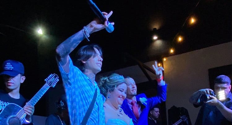 Natanael Cano sorprende a novios en plena boda en Hermosillo