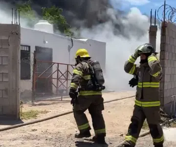 Fuerte incendio consume domicilio y se propaga a un taller en Ley 57