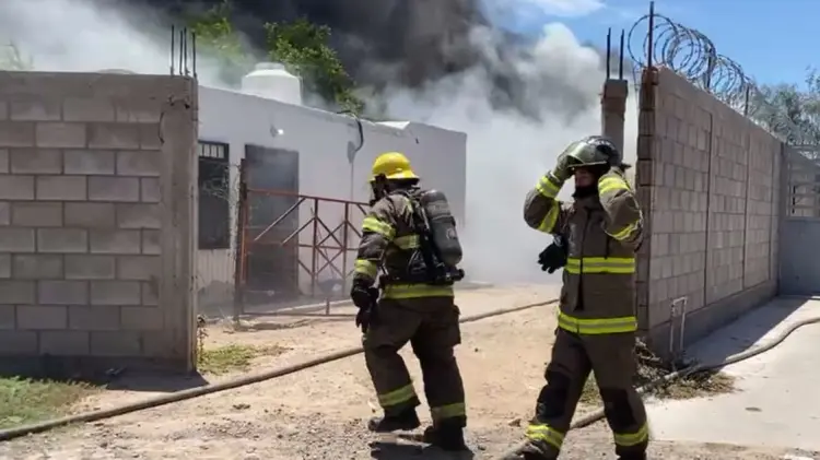 Fuerte incendio en domicilio se propagó a un taller en la colonia Ley 57 (Foto:Especial/EXPRESO)