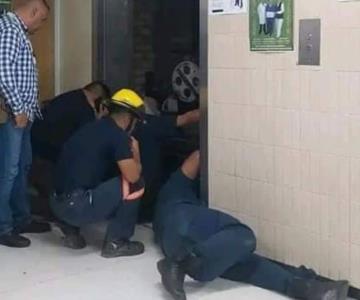 Falla elevador del IMSS en Monclova y rescatan a 7 personas atrapadas