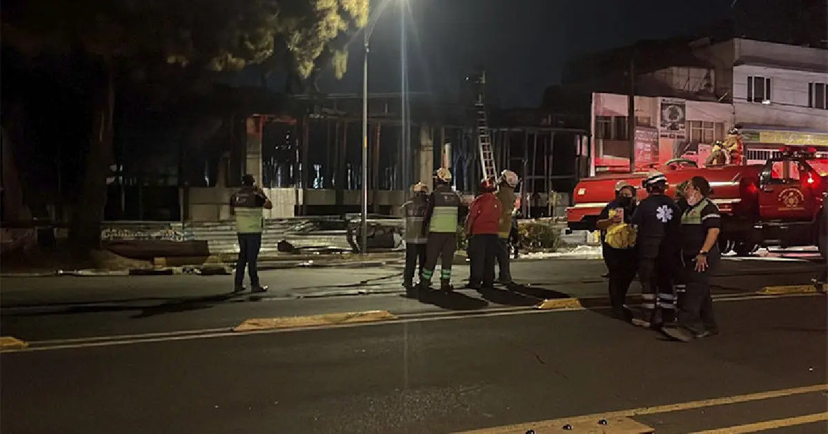 Joven cae de 14 metros luego de romperse rejilla de respiradero en Cdmx