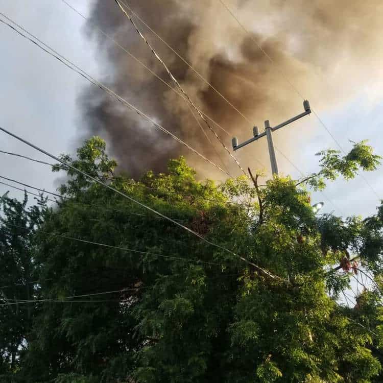 Fuerte incendio consumió un taller de lavadoras; no hubo lesionados