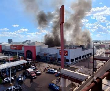 Combaten fuerte incendio en tienda de telas en Hermosillo