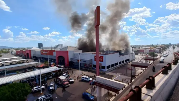 Elementos de Bomberos se hallan combatiendo el fuego en el lugar. (Foto: Cortesía).