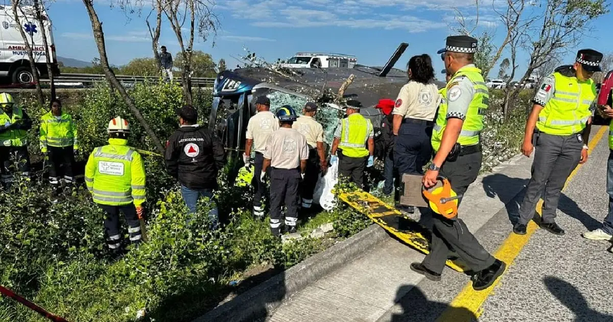 Volcadura de autobús deja 7 muertos en autopista México-Querétaro