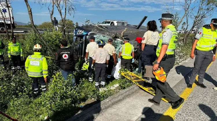 Volcadura de autobús deja 7 muertos en México-Querétaro (Foto:Especial/EXPRESO)