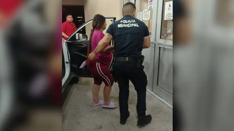 Agentes trasladan a mujer con labores de parto a hiospital (Foto:Especial/EXPRESO)