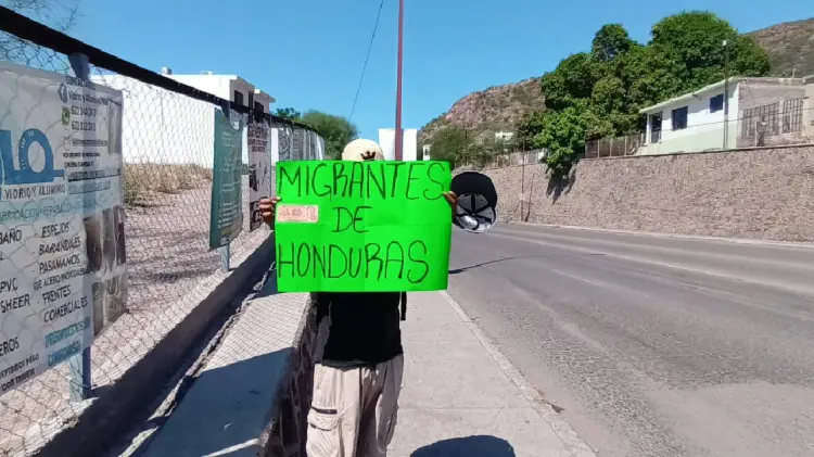 Familia de migrantes hondureños piden ayuda a guaymenses (Foto:Blanca Ruelas/EXPRESO)