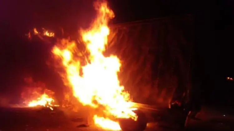Incendio de tráiler afectó circulación en México-Querétaro (Foto:Especial/EXPRESO)