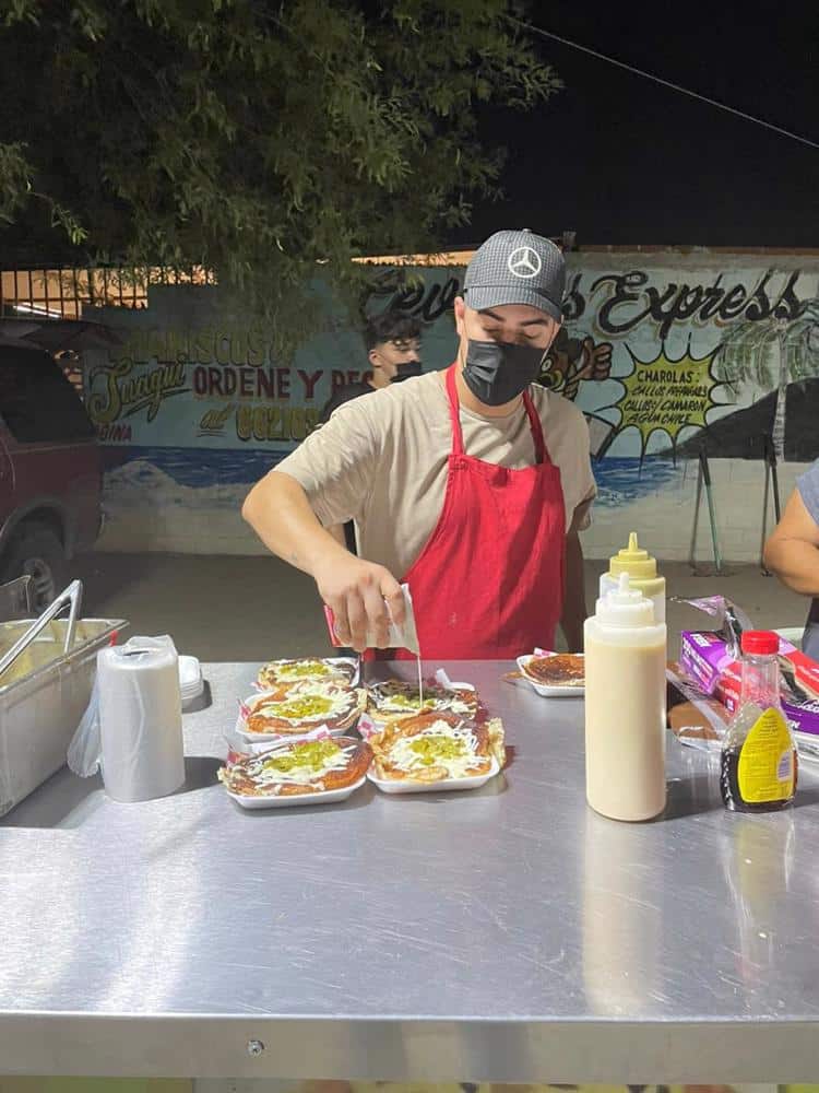 Jesús Noriega causa sensación con sus hot cakes de elote