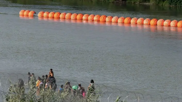 Más de 300 metros de la cadena de boyas están en aguas mexicanas. (Foto: Tomada de redes)