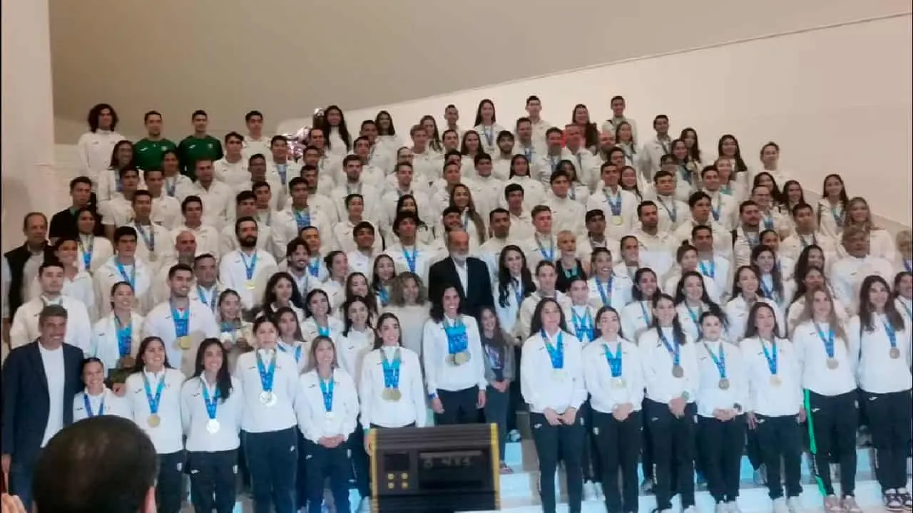 Medallistas de oro en Juegos Centroamericanos reciben premio de Carlos Slim