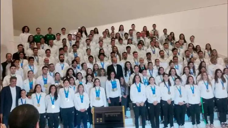 Fundación Telmex Telcel entrega premios a medallistas de oro. (Foto: El Universal/EXPRESO)