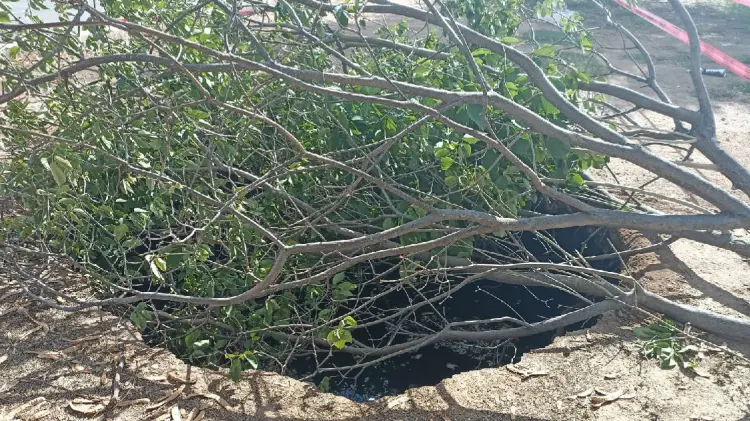 Lluvias formaron un enorme socavón en bulevar en Navojoa (Foto:John Castellón/EXPRESO)