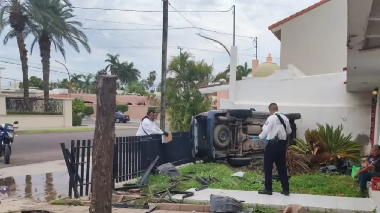 Automóvil termina volcado dentro de jardín de un hogar en Navojoa (Foto:John Castellón/EXPRESO)