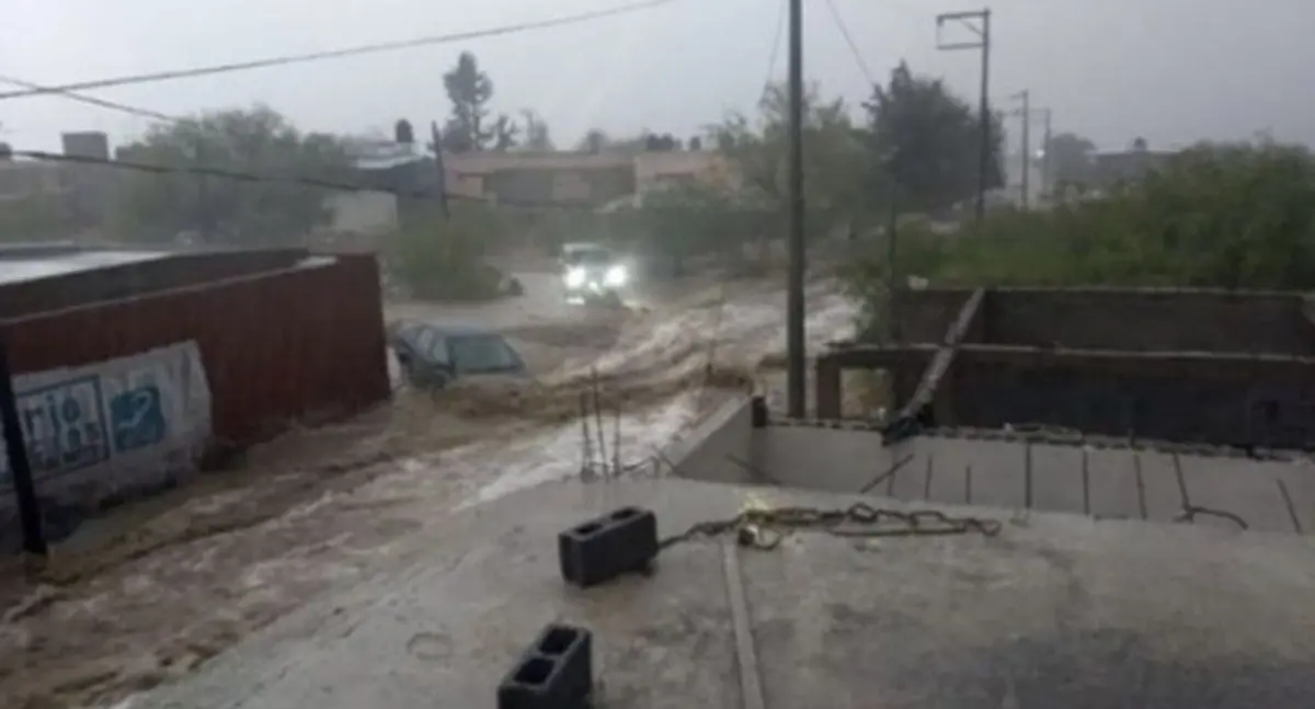 Lluvias de Hilary arrastran camioneta; buscan al conductor