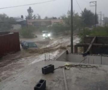 Lluvias de Hilary arrastran camioneta; buscan al conductor