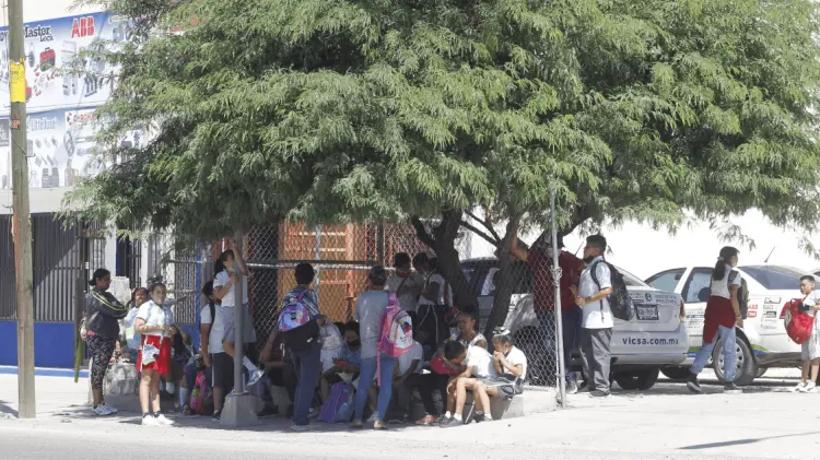 Existen paradas del transporte sin instalaciones adecuadas para su espera. (Foto: Archivo/EXPRESO)