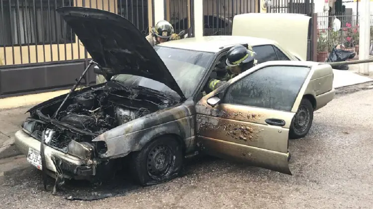 Vehículo termina en llamas por cortocircuito en Jesús García (Foto:Jesús Ballesteros/EXPRESO)