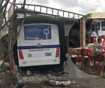 Camión se estrella en restaurante de mariscos tras falla mecánica