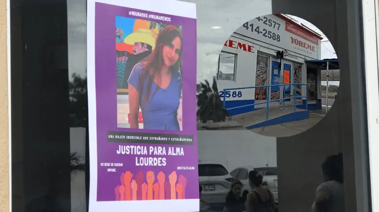 Un moño negro se observa en la entrada principal de la carnicería. (Foto: Ana Camargo/EXPRESO)