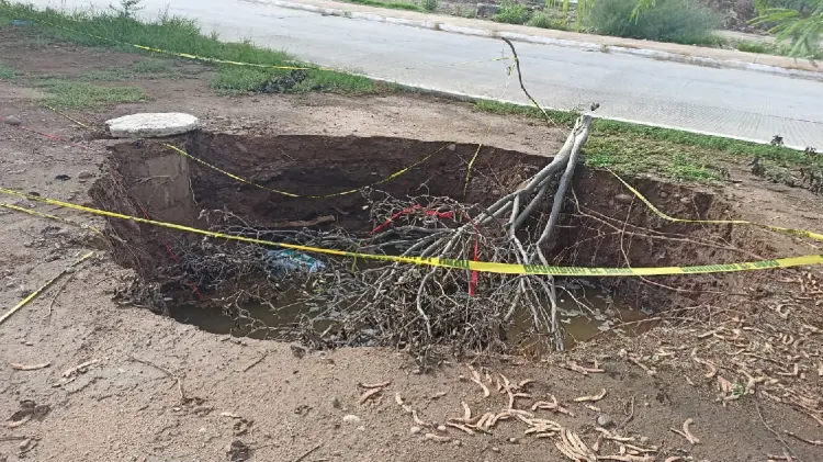 Enorme socavón en Navojoa sigue sin ser atendido por autoridades (Foto:John Castellón/EXPRESO)