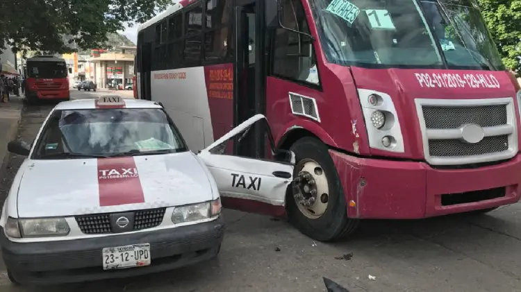 Camión impactó puerta de un taxi en colonia Centro (Foto:Jorge Flores/EXPRESO)
