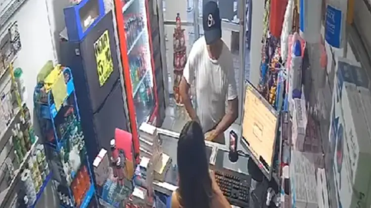 Hombre intenta asaltar a una mujer dentro de farmacia en Navojoa (Foto:Especial/EXPRESO)