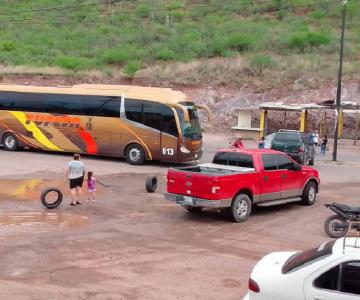 Bloquean carretera Internacional por ausencia de agua y luz en Guaymas