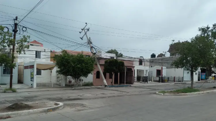Caída de postes de CFE deja sin luz a sectores de Guaymas (Foto:Blanca Ruelas/EXPRESO)