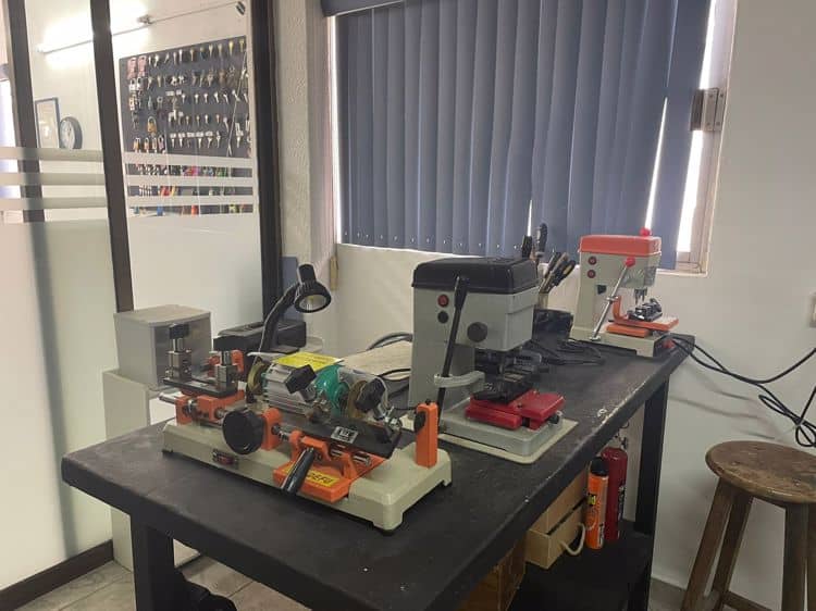 Ana Delia mantiene la Cerrajería Central de Hermosillo con entrega y pasión