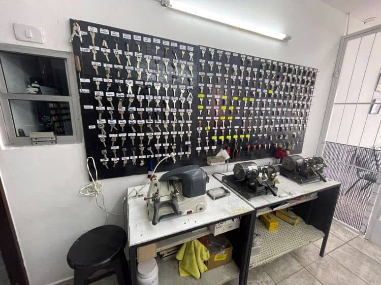 Ana Delia mantiene la Cerrajería Central de Hermosillo con entrega y pasión